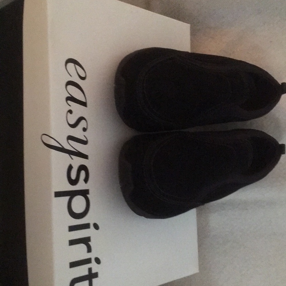 NWT, 6.5M, black easyspirit suede slip in’s